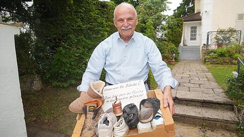 Seit drei Wochen findet Fritz Scholze fast jeden Morgen fremde Schuhe in seinem Garten verteilt. Drei Füchse sind für die Unordnung verantwortlich. Der 89-Jährige sammelt die Schuhe und stellt sie vor sein Haus in der Hoffnung, dass sie ihre Besitzer wiederfinden.