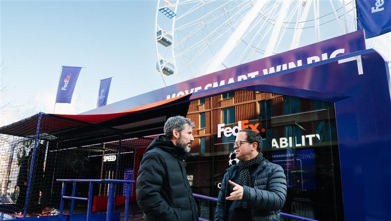 AZ-Reporter Patrick Strasser traf Mark van Bommel bei der Fu&szlig;ball-Skills-Kampagne "Move Like a Pro" von FedEx am Mariss-Jansons-Platz in M&uuml;nchen.