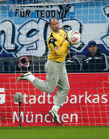 GABOR KIRALY: NOTE 4. Hätte sich eine Tapferkeitsmedaille verdient! Bei den Gegentoren machtlos &ndash; und sonst auch. Von seinen Vorderleuten gnadenlos im Stich gelassen.
