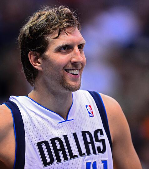 Früh ins Bett muss auch der deutsche NBA-Rekordspieler Dirk Nowitzki. Mit den Dallas Mavericks tritt der Würzburger am späten Neujahrs-Nachmittag bei den Washington Wizards an.