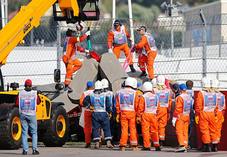 Toro-Rosso-Pilot Carlos Sainz ist in Sotschi verunglückt. Die Bilder.