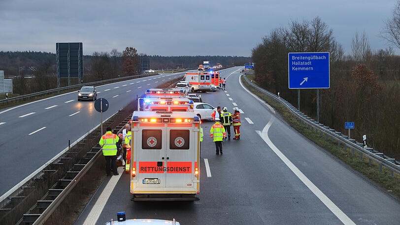 Bei der Massenkarambolage auf der A73 verletzten sich 18 Personen. Die Bilder von der Unfallstelle bei Breitengüßbach zum Durchklicken.