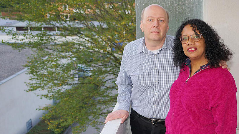 Fühlen sich von der Polizei genötigt: Jaromir und Dora S. auf dem Balkon ihrer neuen Wohnung im Münchner Südwesten.