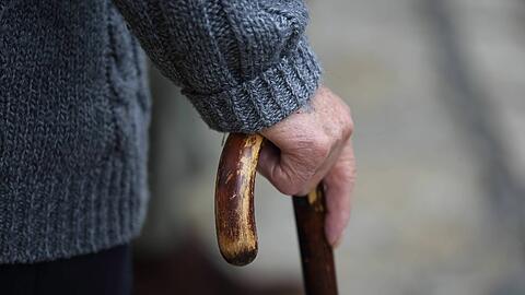 Ein Rentner (82) verstarb nach einem Sturz auf dem Rotkreuzplatz. Die Polizei sucht nach einem Fahrradfahrer. (Symbolbild)