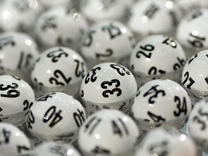 Die offiziellen Lotto-Kugeln. Foto: picture alliance / dpa/Illustration