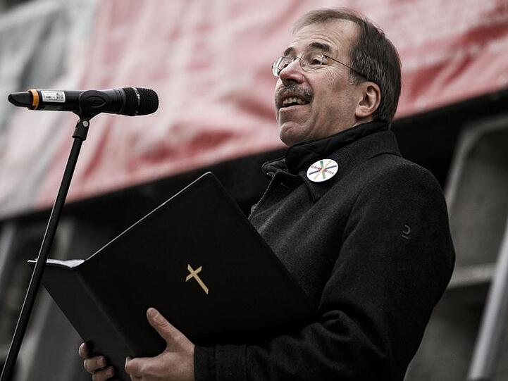 Martin Germern, Pfarrer an der Gedächtniskirche, spricht vor dem Mahnmal am Breitscheidplatz.