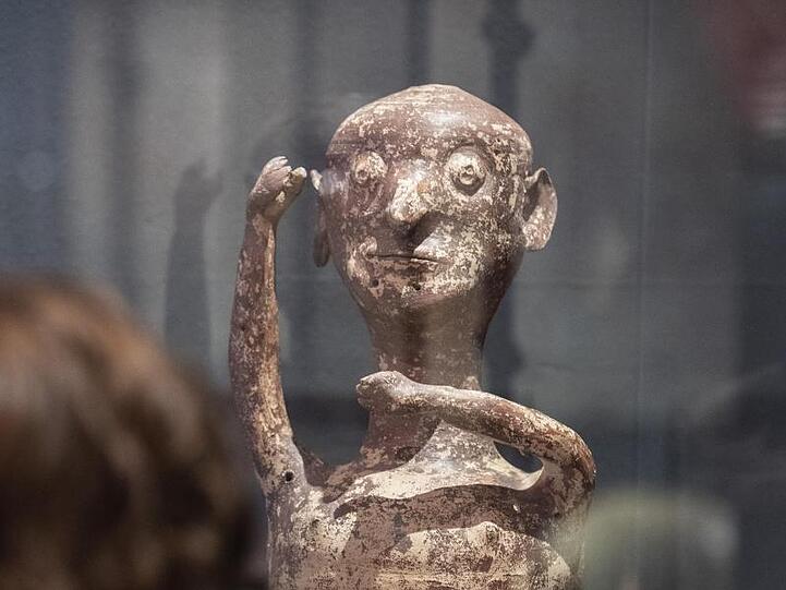 Idolfigur aus dem Kultzentrum von Mykene in der Schau in Karlsruhe.