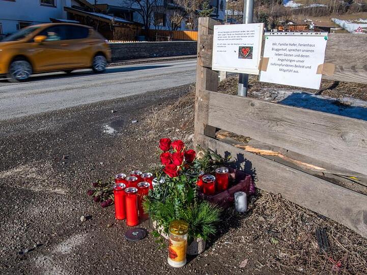 Blumen, Kerzen und Gedenkschmuck liegen am Ort des Unfalls in Luttach.