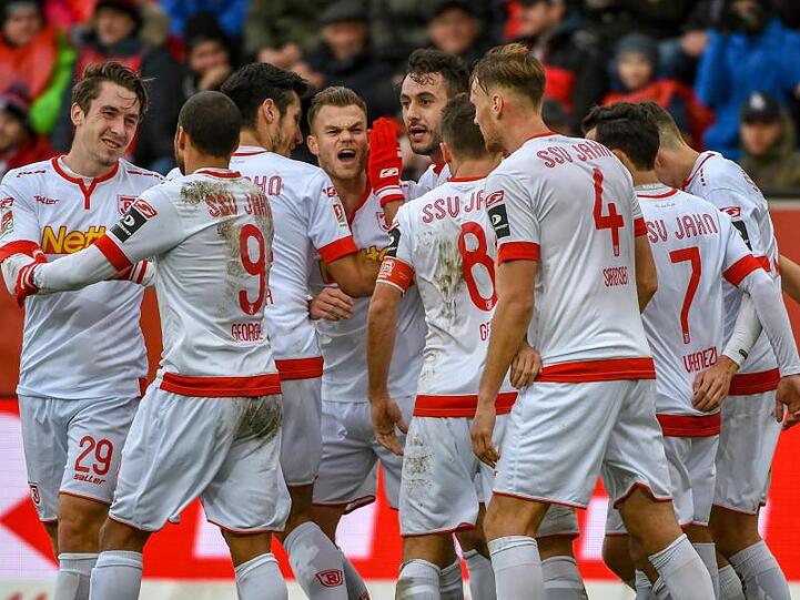 Die Spieler von Jahn Regensburg feiern das 1:0 beim FC Ingolstadt.