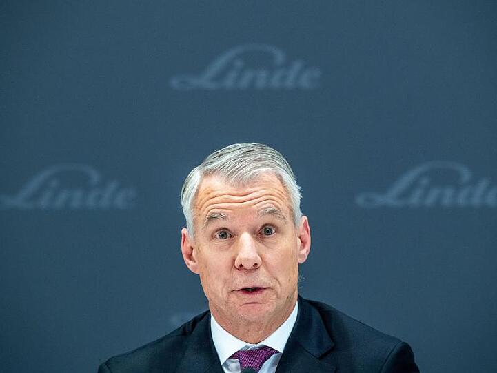 Steve Angel, Vorstandsvorsitzender von Linde plc, nimmt an der Jahrespressekonferenz teil. Foto: Lino Mirgeler/dpa