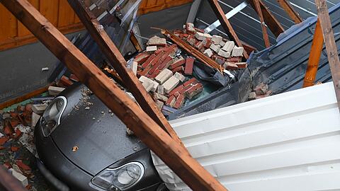Sturmtief "Zeynep" hat gro&szlig;e Sch&auml;den an H&auml;usern und Autos angerichtet.