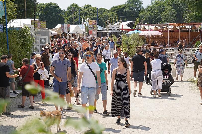 Berührungsangst mit anderen Menschen? Aber nein doch! Die Münchner strömen am Donnerstag aufs Tollwood.
