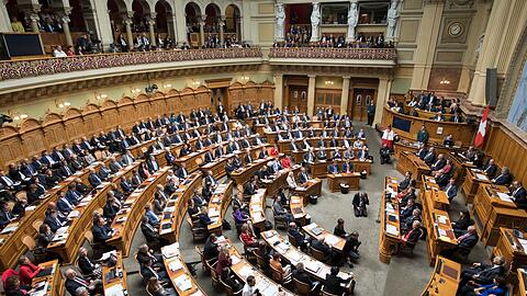 Das Schweizer Parlament bleibt beim Nein: Es lehnt ein Gesetz ab, das anderen Staaten die Weitergabe von Schweizer Rüstungsmaterial an die Ukraine erlaubt hätte.