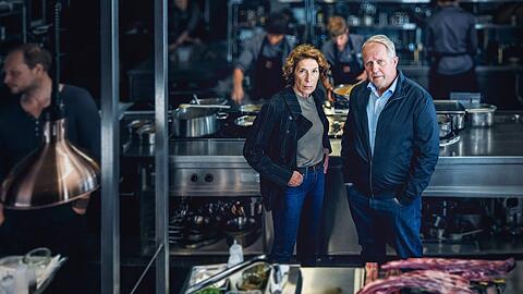 Bibi Fellner und Moritz Eisner im neuen Wien-"Tatort: Messer" im fiktiven Restaurant "Efeukron"