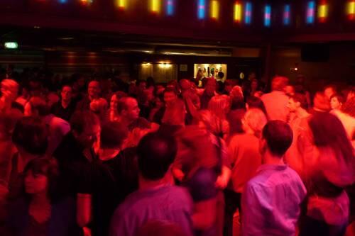 Grelles Licht und super Musik: Um die 2000 Leute kommen zur Ü-30-Party.