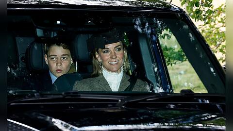 Nicht nur Prinzessin Kate, hier an der Seite ihres Sohnes George, zeigte sich vor den Kameras mit ihrem strahlendsten royalen L&auml;cheln.