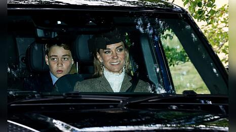Nicht nur Prinzessin Kate, hier an der Seite ihres Sohnes George, zeigte sich vor den Kameras mit ihrem strahlendsten royalen L&auml;cheln.