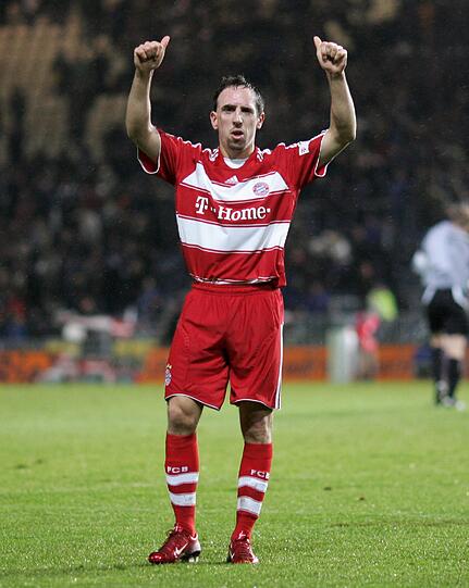 1 FRANCK RIBÉRY (kam 2007 von Olympique Marseille): Die 25 Millionen Euro Ablöse haben sich mehr als bezahlt gemacht. Das lässt sich nach den fast sieben Jahren des Franzosen beim FC Bayern mit Leichtigkeit sagen, besonders die Debüt-Saison war &bdquo;fantastique&ldquo;.