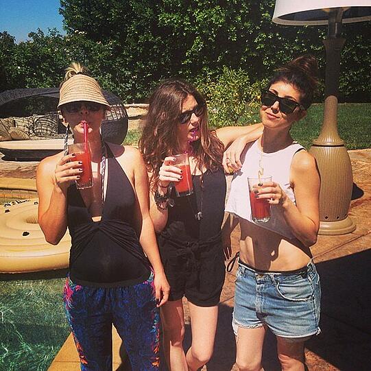 Bri Cuoco, die Schwester von Serien-Star Kaley Cuoco postet ein gemeinsames Bild: "Sisters & bloodys"