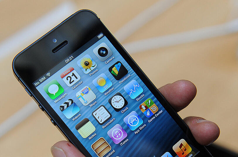 Ein iPhone aus den USA muss nicht zwangsläufig auch in Deutschland funktionieren. Laut Ansicht des Gerichts kann aber da der Mobilfunkanbieter nichts dafür.