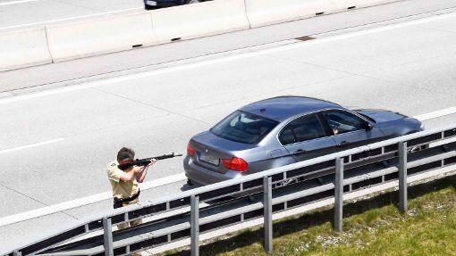 Wildwest an der A94: 17 entflohene Rindviecher hielten die "Cowboys" von Polizei und Feuerwehr stundenlang auf Trab. Die Bilder von der Stierhatz.