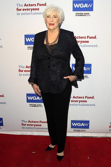 Top: Betty Buckley in einem edlen Hosenanzug