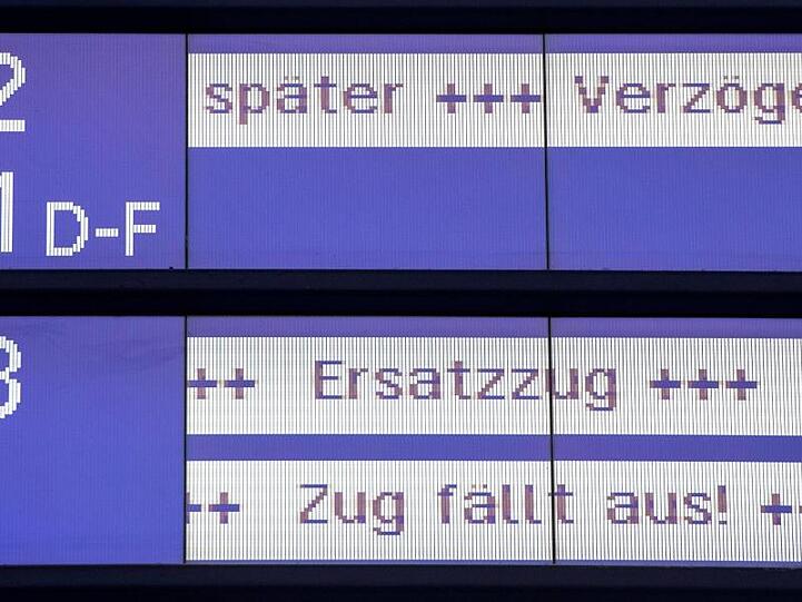 "Später", "Verzögerung", "Ersatzzug" und "Zug fällt aus!" steht im Hauptbahnhof auf einer Anzeigetafel der Bahn.