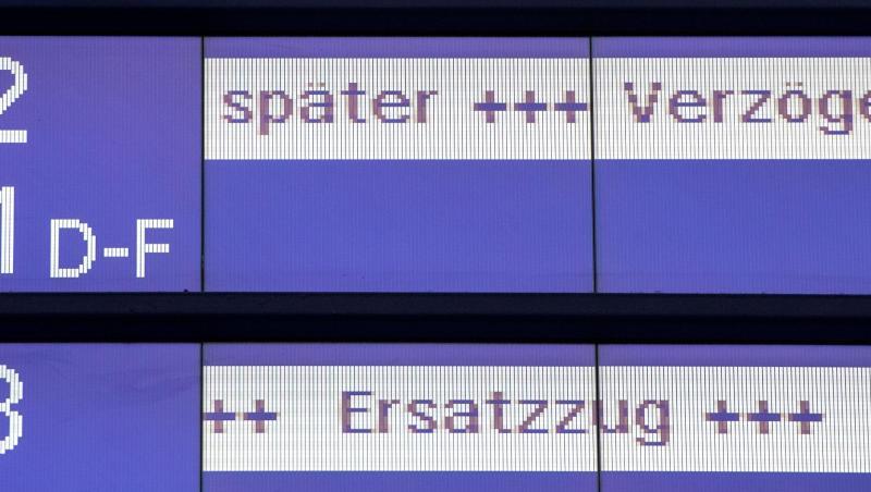 "Später", "Verzögerung", "Ersatzzug" und "Zug fällt aus!" steht im Hauptbahnhof auf einer Anzeigetafel der Bahn. "Später", "Verzögerung", "Ersatzzug" und "Zug fällt aus!" steht im Hauptbahnhof auf einer Anzeigetafel der Bahn.