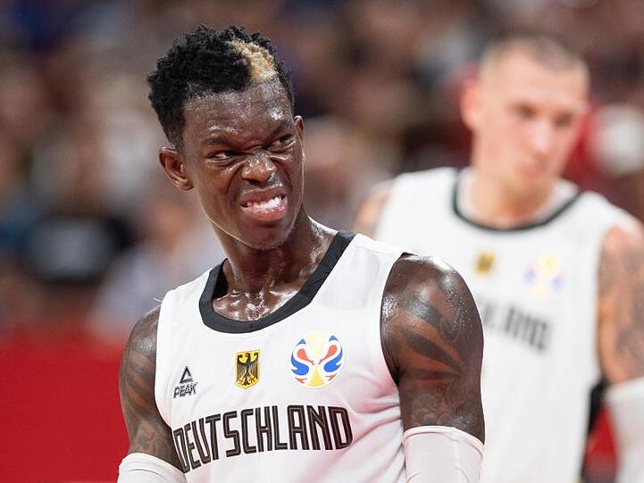 Die deutschen Basketballer um Dennis Schröder (l) kassierten eine bittere Niederlage gegen die Dominikanische Republik.