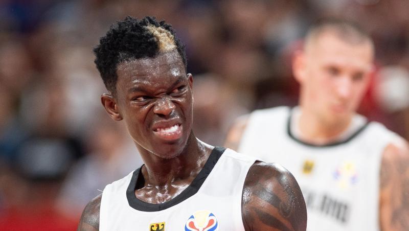 Die deutschen Basketballer um Dennis Schröder (l) kassierten eine bittere Niederlage gegen die Dominikanische Republik.
