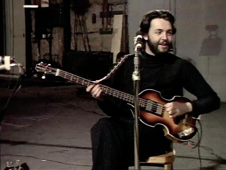 Das Foto aus dem Januar 1969 zeigt den Musiker Paul McCartney mit seiner später verlorenen Bass-Gitarre.