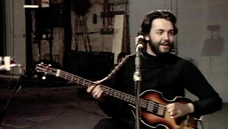 Das Foto aus dem Januar 1969 zeigt den Musiker Paul McCartney mit seiner später verlorenen Bass-Gitarre. Das Foto aus dem Januar 1969 zeigt den Musiker Paul McCartney mit seiner später verlorenen Bass-Gitarre.