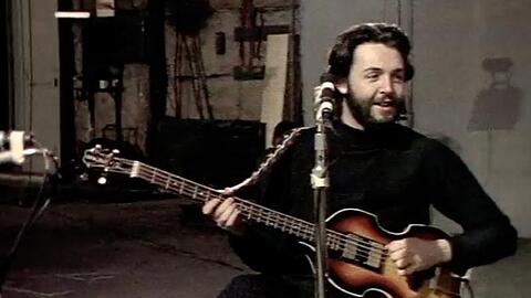 Das Foto aus dem Januar 1969 zeigt den Musiker Paul McCartney mit seiner später verlorenen Bass-Gitarre.