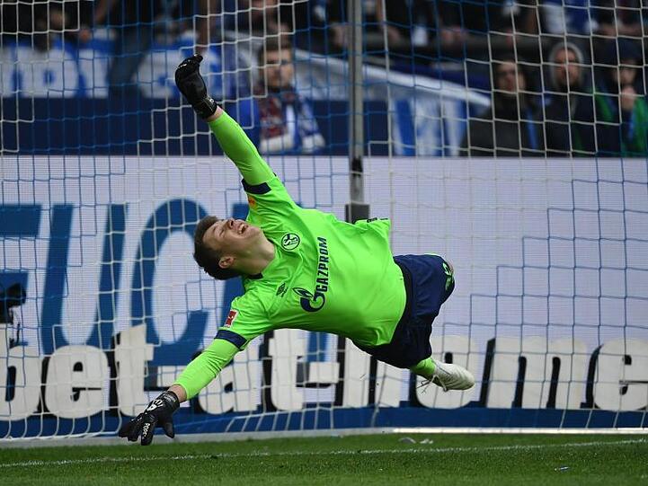 Torwart Alexander Nübel springt beim Elfmeter nach dem Ball. Foto: Ina Fassbender/dpa