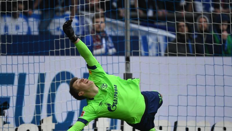 Torwart Alexander Nübel springt beim Elfmeter nach dem Ball. Foto: Ina Fassbender/dpa Torwart Alexander Nübel springt beim Elfmeter nach dem Ball. Foto: Ina Fassbender/dpa