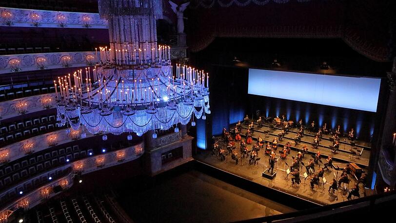 Es blaut die Konzertnacht: Das Bayerische Staatsorchester beim Livestream aus dem leeren Nationaltheater. Es blaut die Konzertnacht: Das Bayerische Staatsorchester beim Livestream aus dem leeren Nationaltheater.