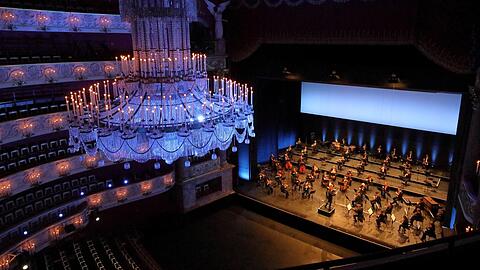 Es blaut die Konzertnacht: Das Bayerische Staatsorchester beim Livestream aus dem leeren Nationaltheater.