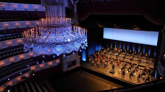 Es blaut die Konzertnacht: Das Bayerische Staatsorchester beim Livestream aus dem leeren Nationaltheater.
