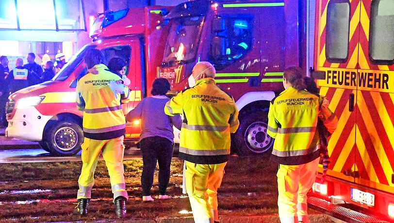 Nach einem Brand in einem Mehrfamilienhaus in der Berg-am-Laim-Straße musste das Wohnhaus evakuiert werden.