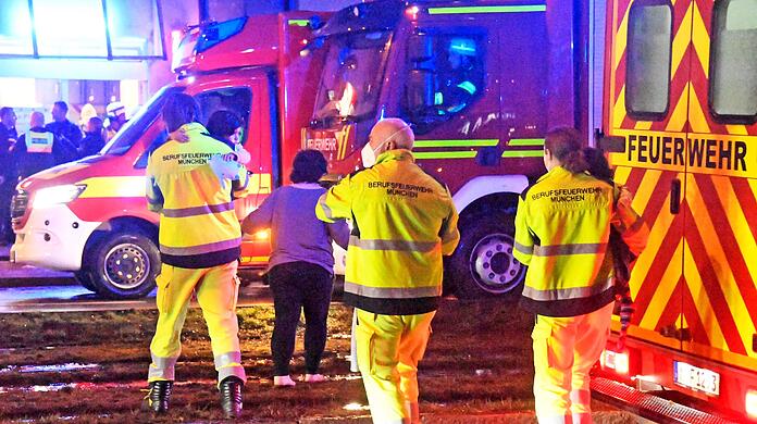 Nach einem Brand in einem Mehrfamilienhaus in der Berg-am-Laim-Straße musste das Wohnhaus evakuiert werden.