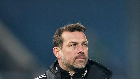 Nürnbergs Trainer Markus Weinzierl steht auf dem Platz.