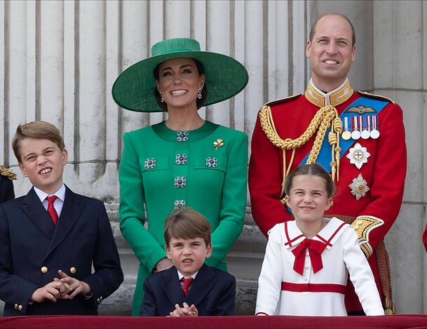 William, Kate und die drei gemeinsamen Kinder George, Charlotte und Louis bei Trooping the Colour William, Kate und die drei gemeinsamen Kinder George, Charlotte und Louis bei Trooping the Colour