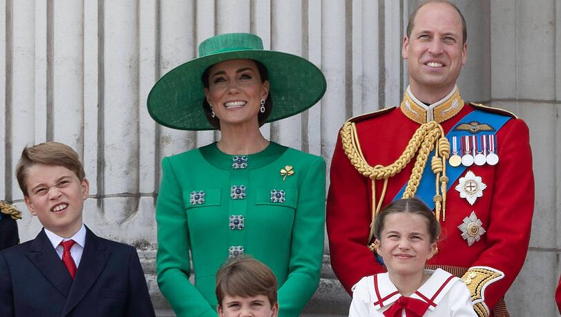 William, Kate und die drei gemeinsamen Kinder George, Charlotte und Louis bei Trooping the Colour William, Kate und die drei gemeinsamen Kinder George, Charlotte und Louis bei Trooping the Colour