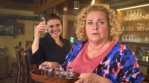 "Mord mit Aussicht: Der Prozess": Marie Gabler (Katharina Wackernagel, l.) und Heike Schäffer (Petra Kleinert) teilen ein Geheimnis.