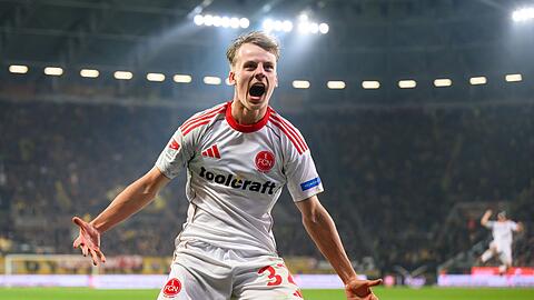 Nürnbergs Außenverteidiger Tim Janisch jubelt ausgelassen nach seinem Siegtor.