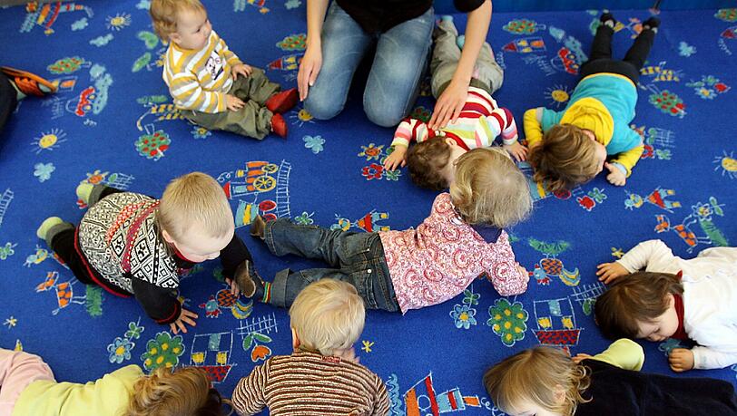 Die Eltern dieser Kinder haben’s geschafft – sie haben ihre Sprösslinge in einer Kinderkrippe untergebracht. Die Eltern dieser Kinder haben’s geschafft – sie haben ihre Sprösslinge in einer Kinderkrippe untergebracht.