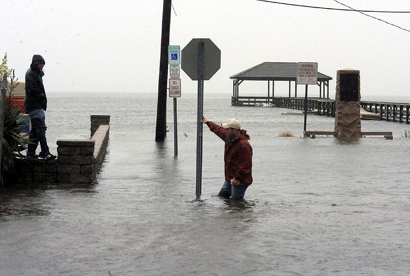 Bilder der Verwüstung - Hurrikan "Sandy" hat an der Ostküste verheerende Spuren hinterlassen. Sehen Sie hier die Bilder aus New York und den betroffenen Orten im Osten der USA.