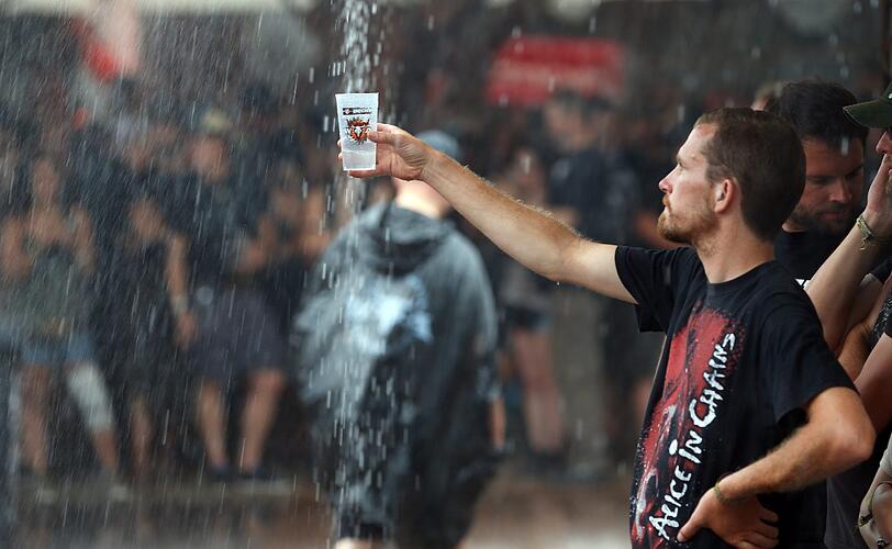 Schlammcatchen zum Abschluss: Am frühen Sonntagmorgen
dröhnten die letzten Töne des 24. Wacken Open Air (W:O:A) über das
knapp 220 Hektar großen Festivalgelände. Höhepunkt zum Abschluss war der Auftritt von Schockrocker Alice Cooper. Die Bilder vom letzten Tag!