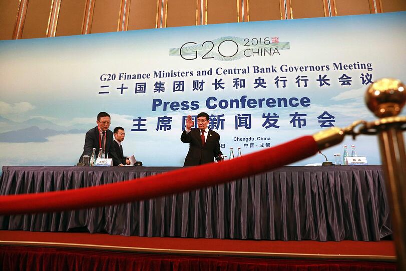 Chinas Finanzminister Lou Jiwei (Mitte) bei einer Pressekonferenz in Chengdu.