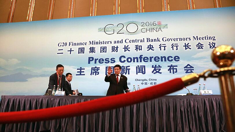 Chinas Finanzminister Lou Jiwei (Mitte) bei einer Pressekonferenz in Chengdu. Chinas Finanzminister Lou Jiwei (Mitte) bei einer Pressekonferenz in Chengdu.